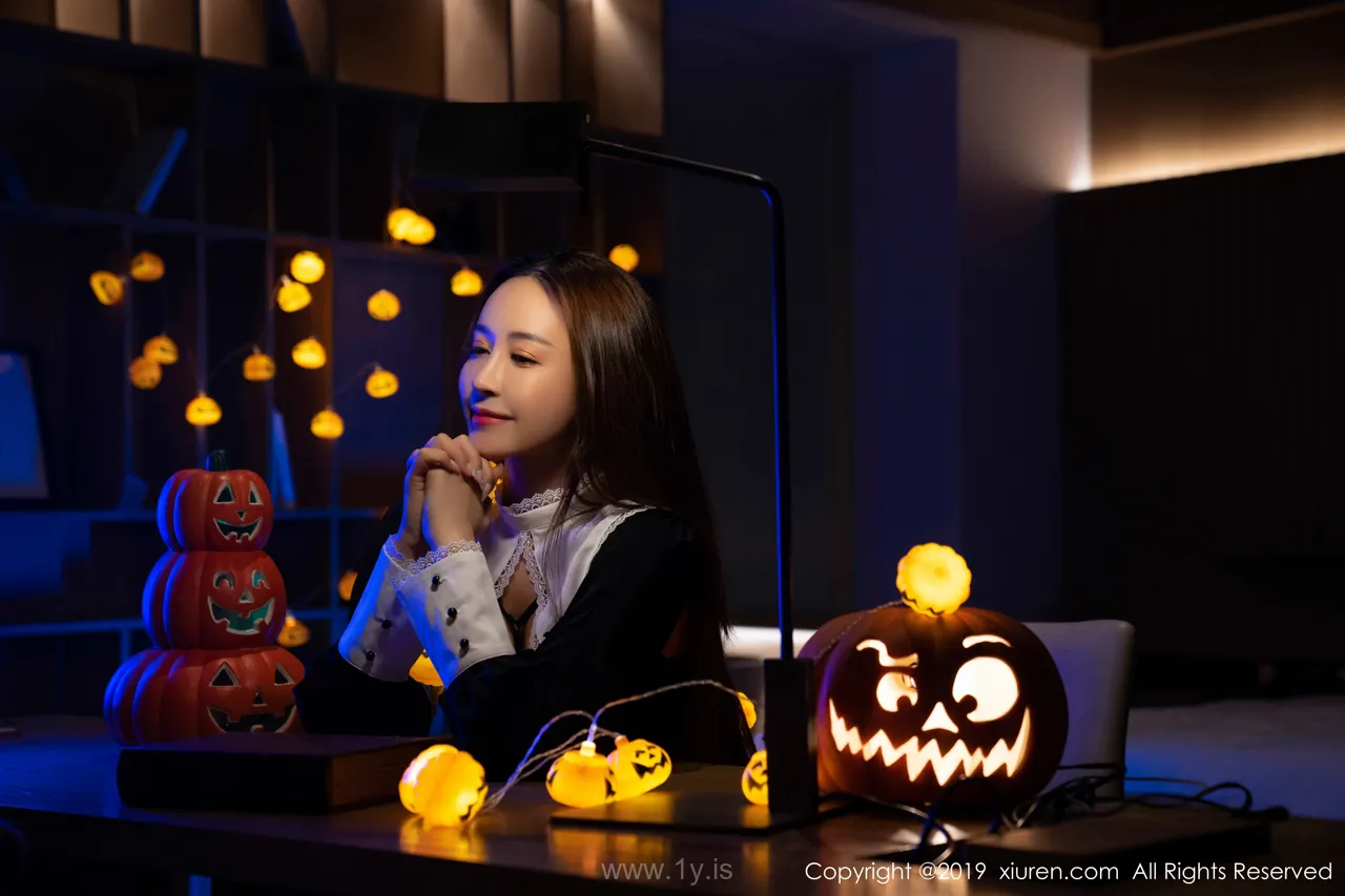 XIUREN(秀人网) NO.1802 Fashionable Chinese Chick 周井空