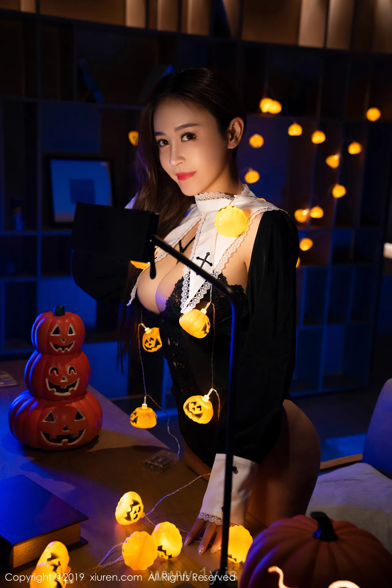 XIUREN(秀人网) NO.1802 Fashionable Chinese Chick 周井空