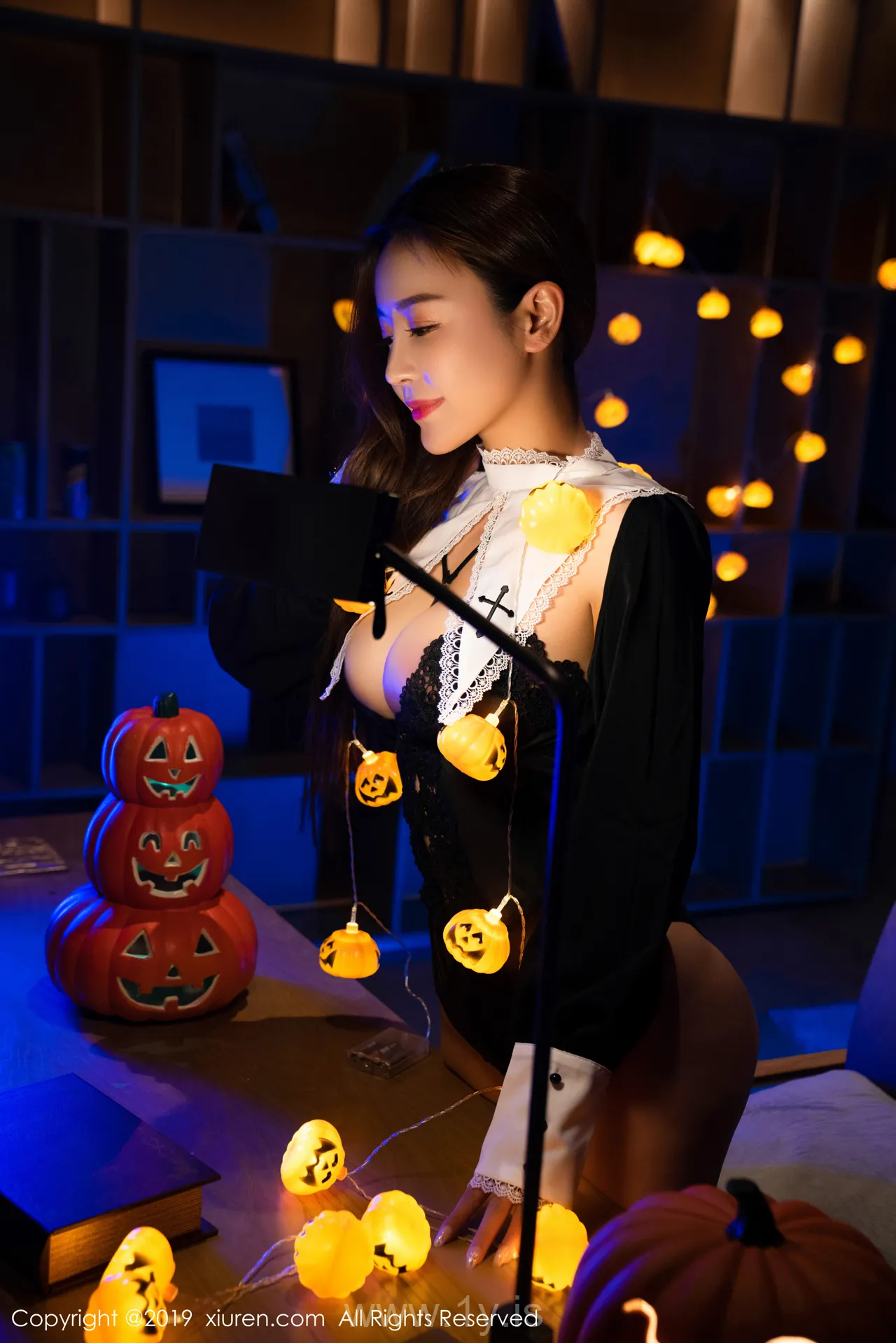 XIUREN(秀人网) NO.1802 Fashionable Chinese Chick 周井空