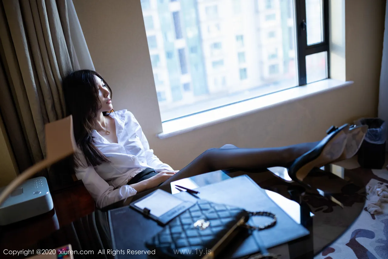 XIUREN(秀人网) NO.1933 Good-looking & Charming Chinese Peri 伊思思