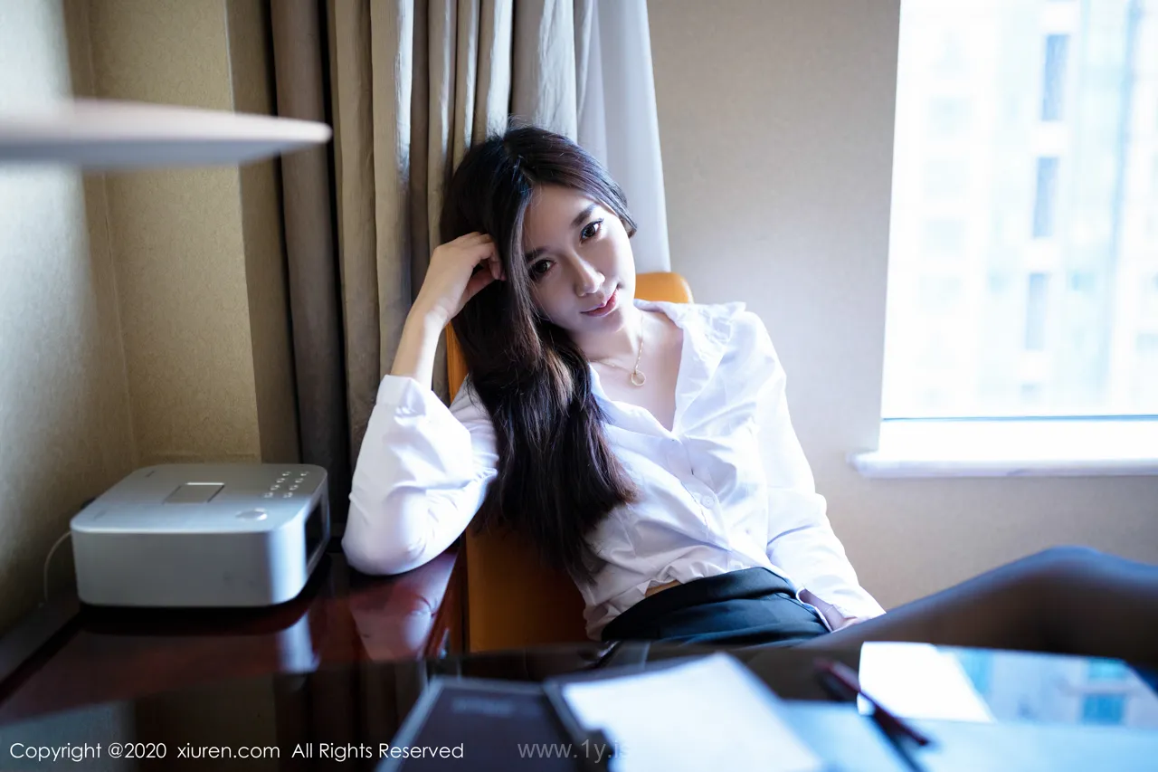 XIUREN(秀人网) NO.1933 Good-looking & Charming Chinese Peri 伊思思