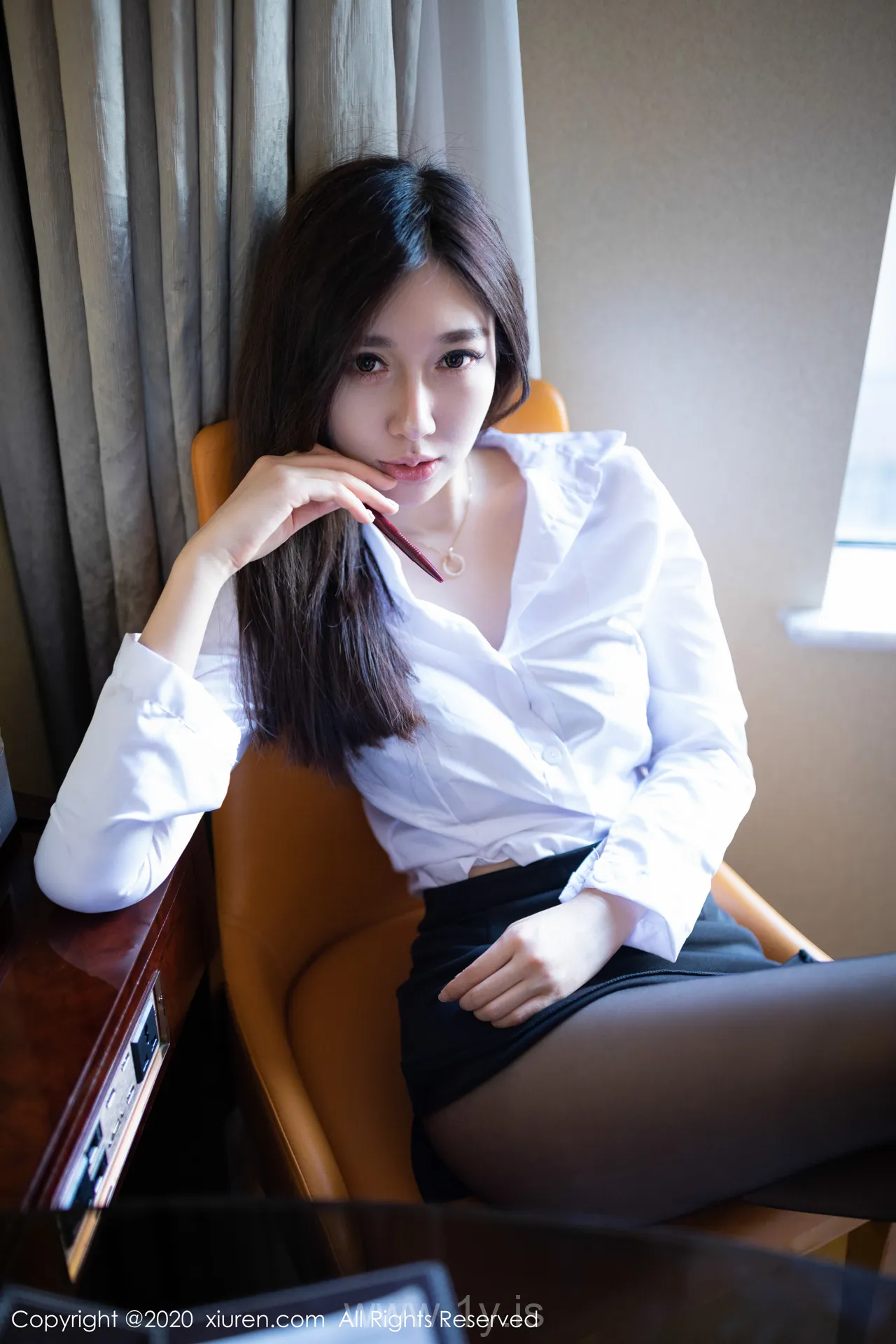 XIUREN(秀人网) NO.1933 Good-looking & Charming Chinese Peri 伊思思