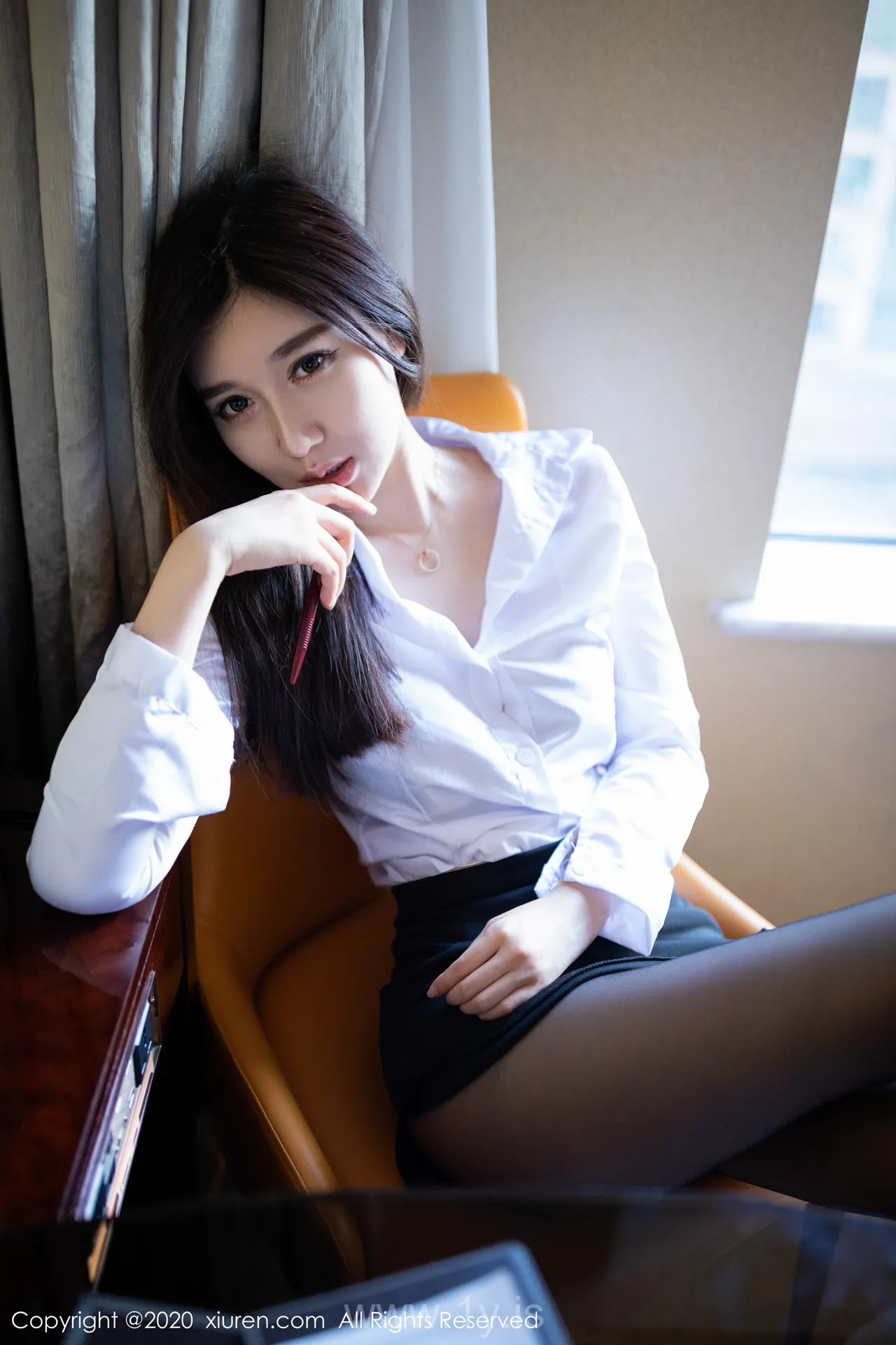 XIUREN(秀人网) NO.1933 Good-looking & Charming Chinese Peri 伊思思