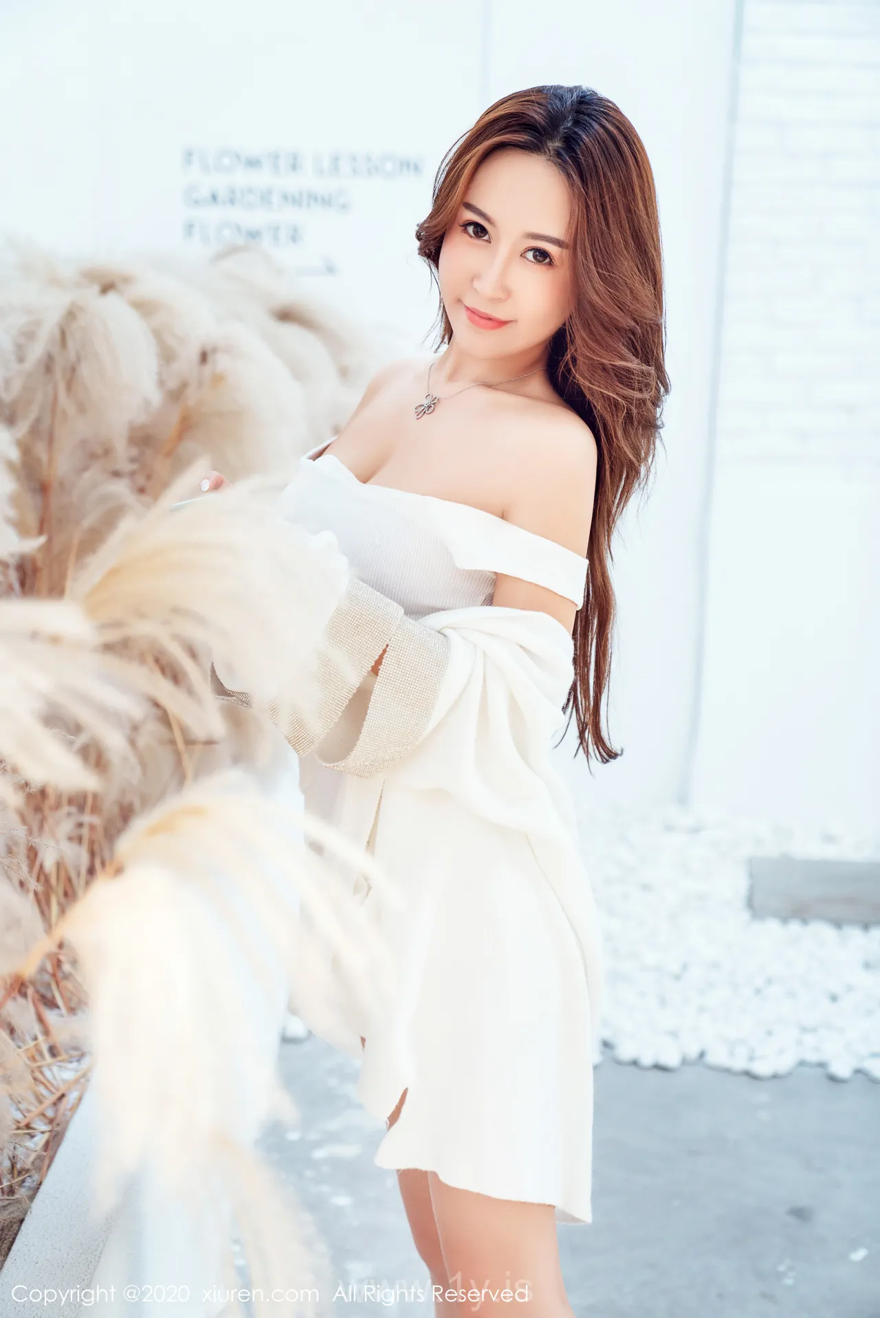 XIUREN(秀人网) NO.2121 Slender & Appealing Asian Angel 周井空