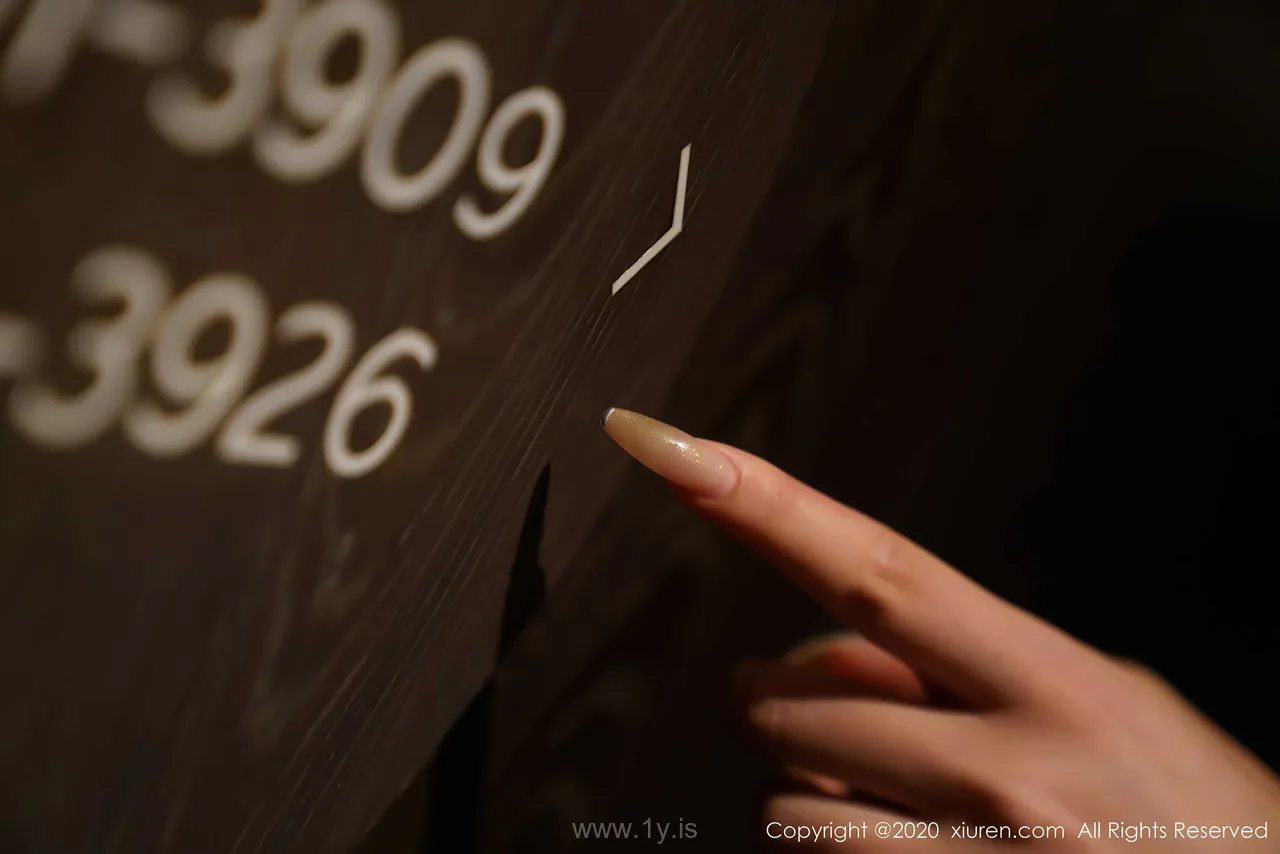 XIUREN(秀人网) NO.2396 Classy & Trendy Chinese Hottie 柴婉艺Averie