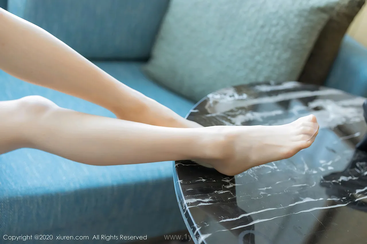 XIUREN(秀人网) NO.2505 Breathtaking & Pretty Asian Homebody Girl 月音瞳