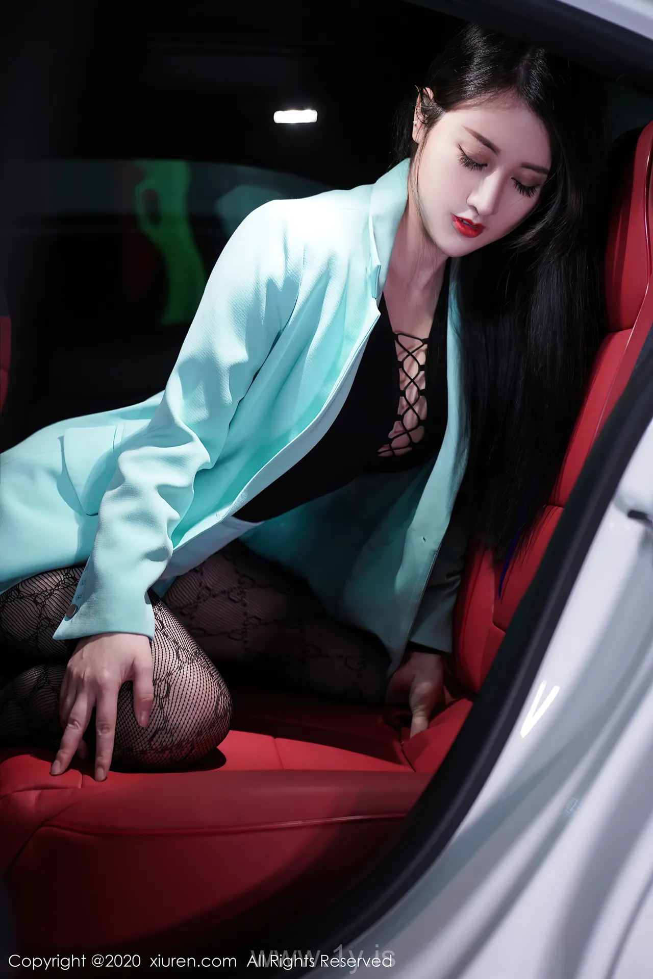 XIUREN(秀人网) NO.2861 Elegant & Irresistible Asian Cutie 诗诗kiki
