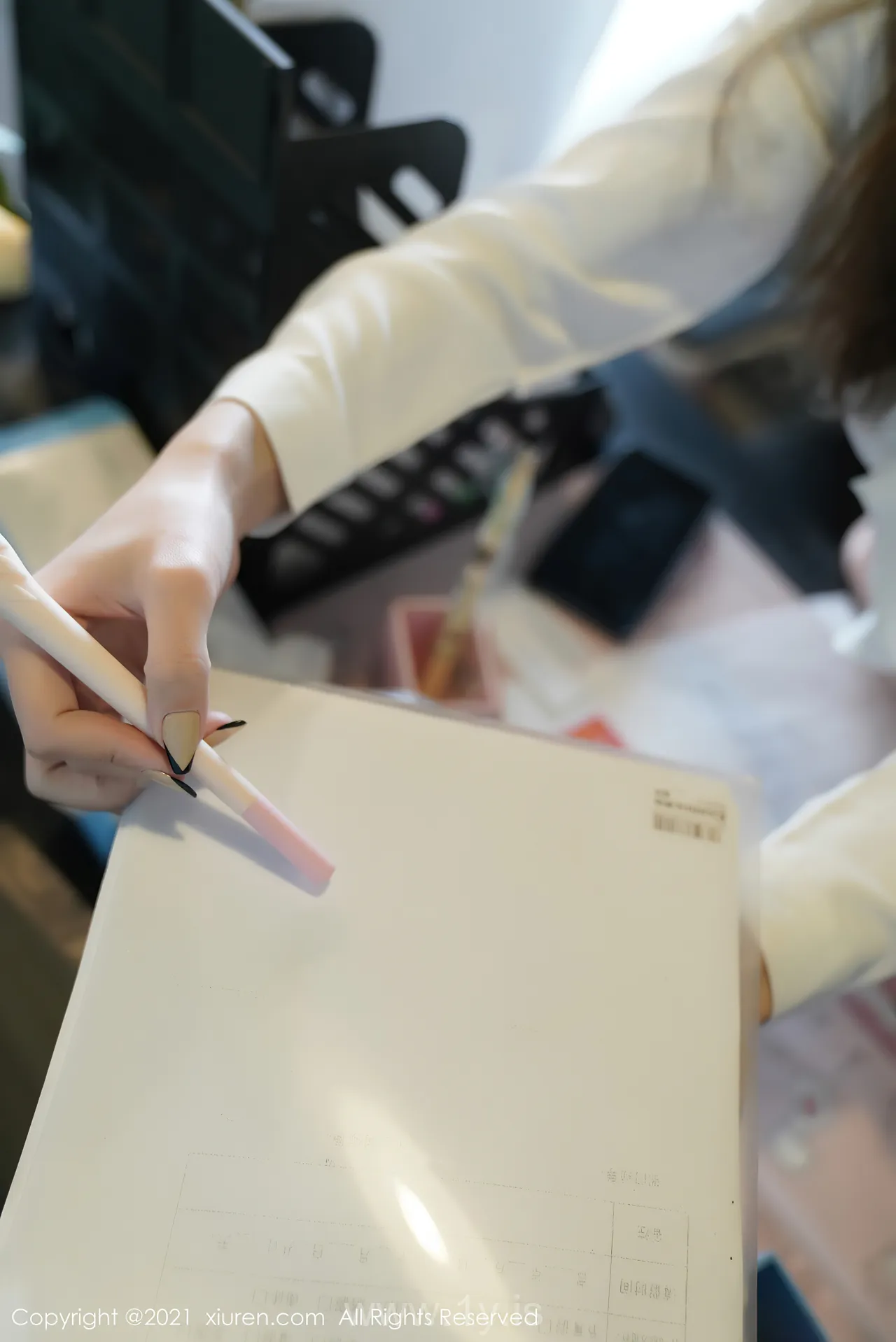 XIUREN(秀人网) NO.3046 Attractive & Fashionable Chinese Cougar 周于希Sandy