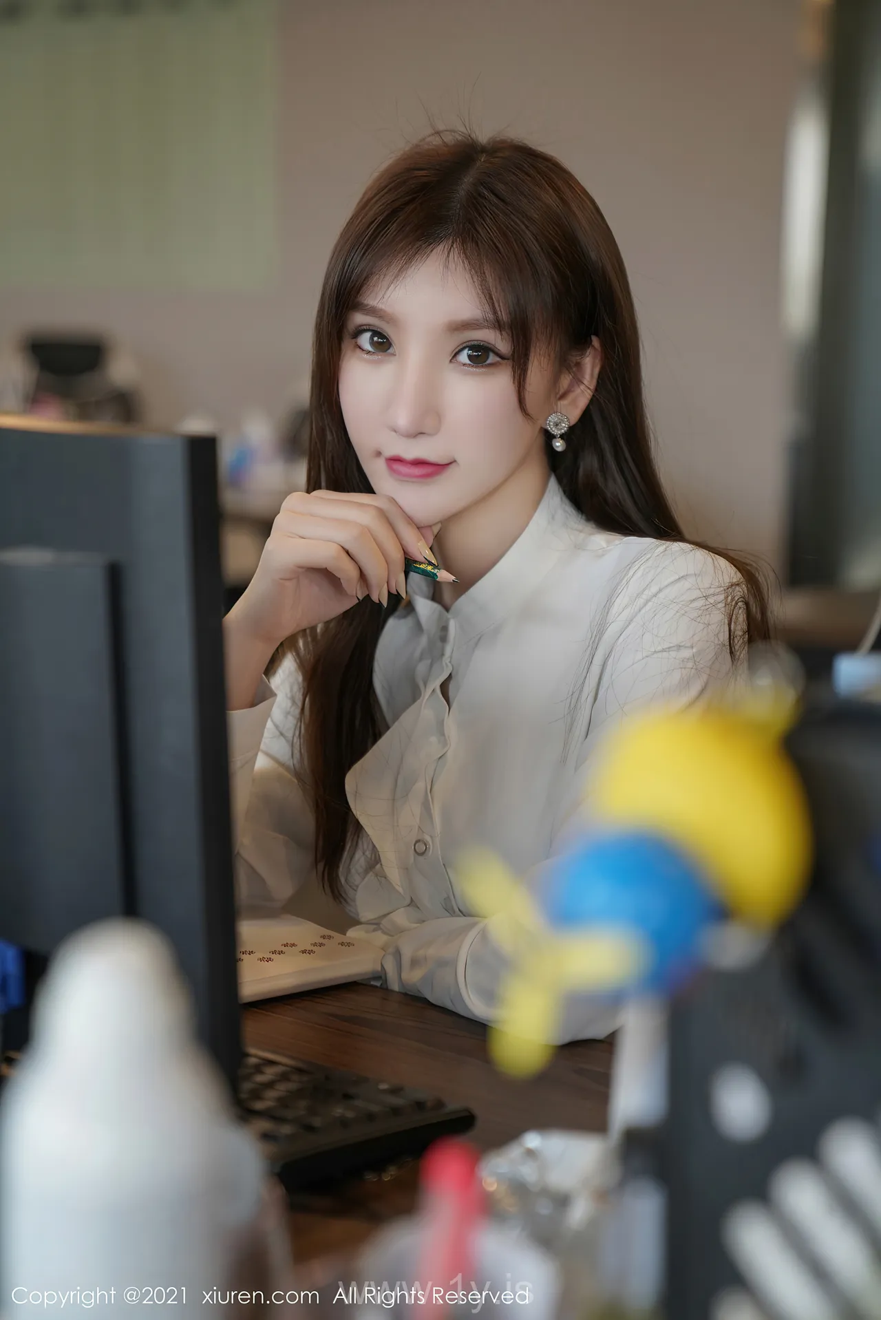 XIUREN(秀人网) NO.3046 Attractive & Fashionable Chinese Cougar 周于希Sandy