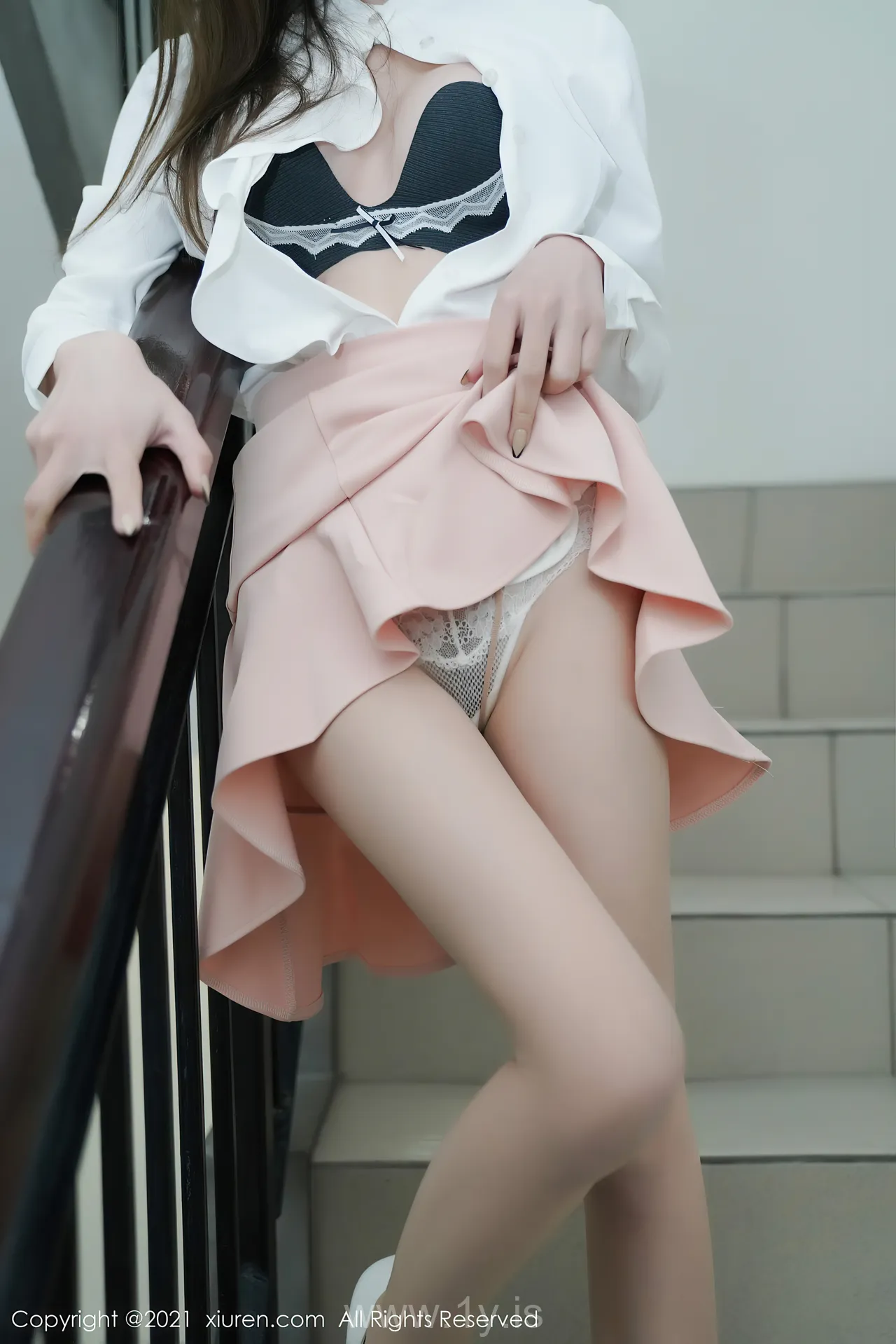 XIUREN(秀人网) NO.3046 Attractive & Fashionable Chinese Cougar 周于希Sandy
