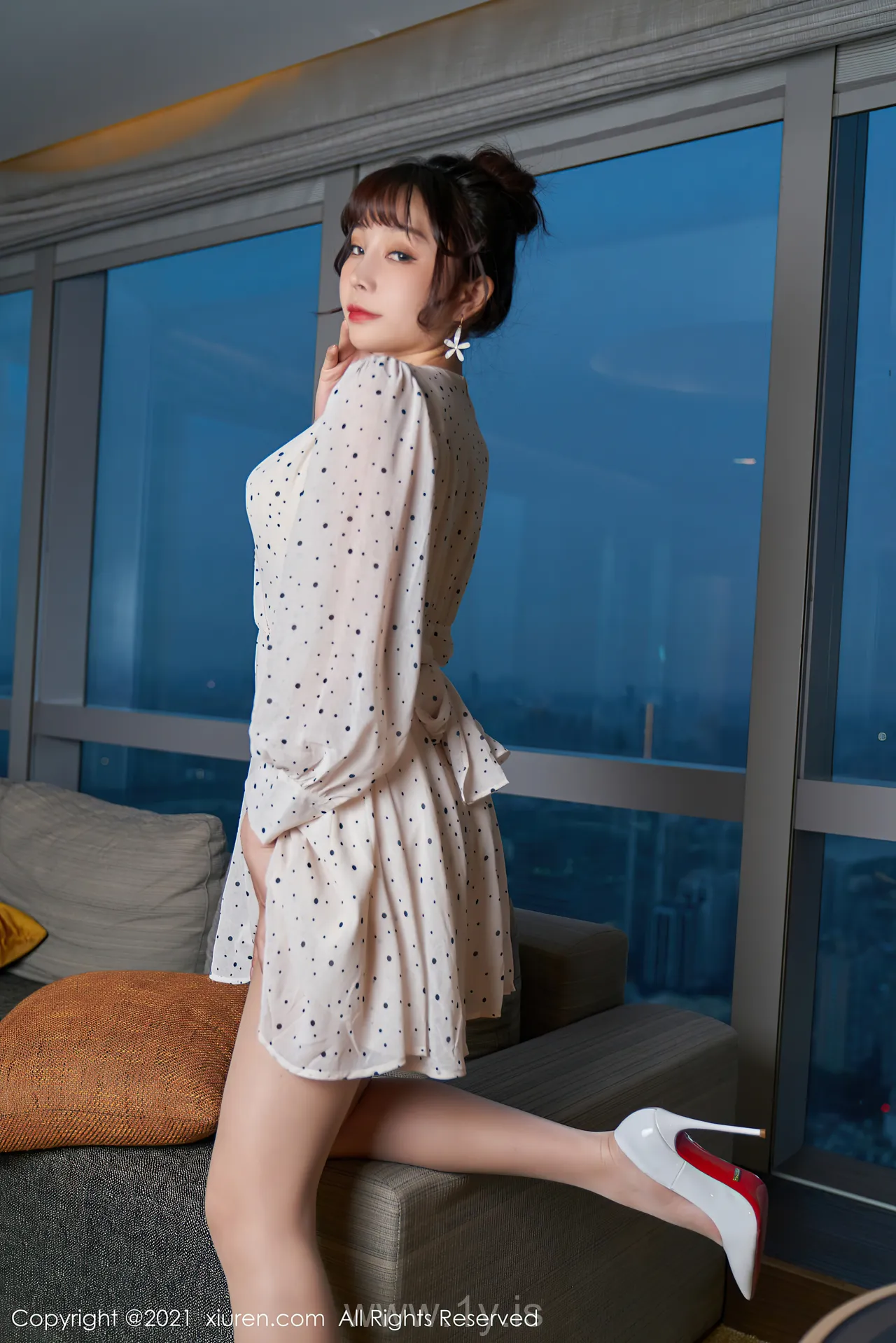 XIUREN(秀人网) NO.3145 Elegant & Nice-looking Asian Beauty 芝芝Booty