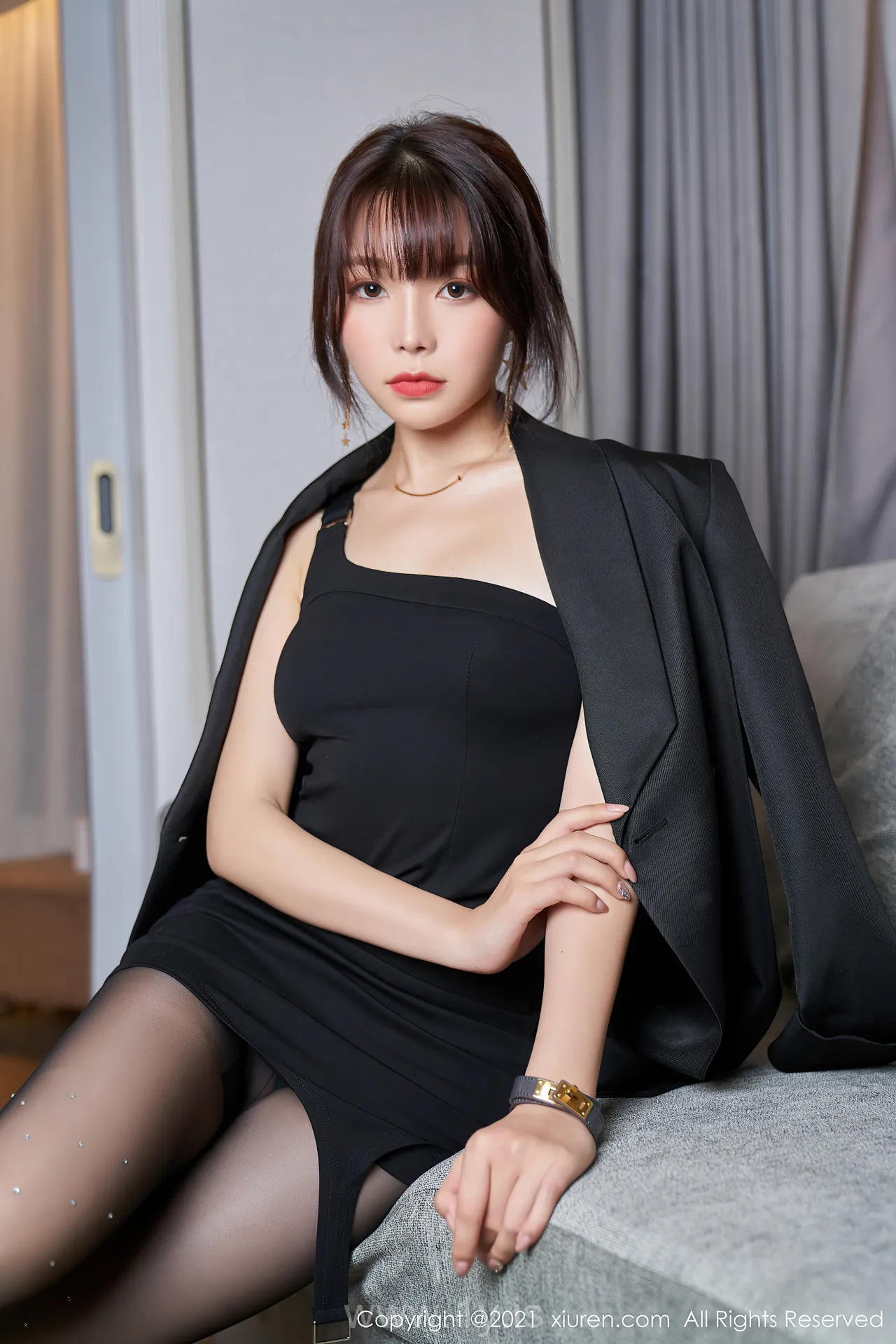 XIUREN(秀人网) NO.3285 Fashionable & Attractive Asian Cougar 芝芝Booty