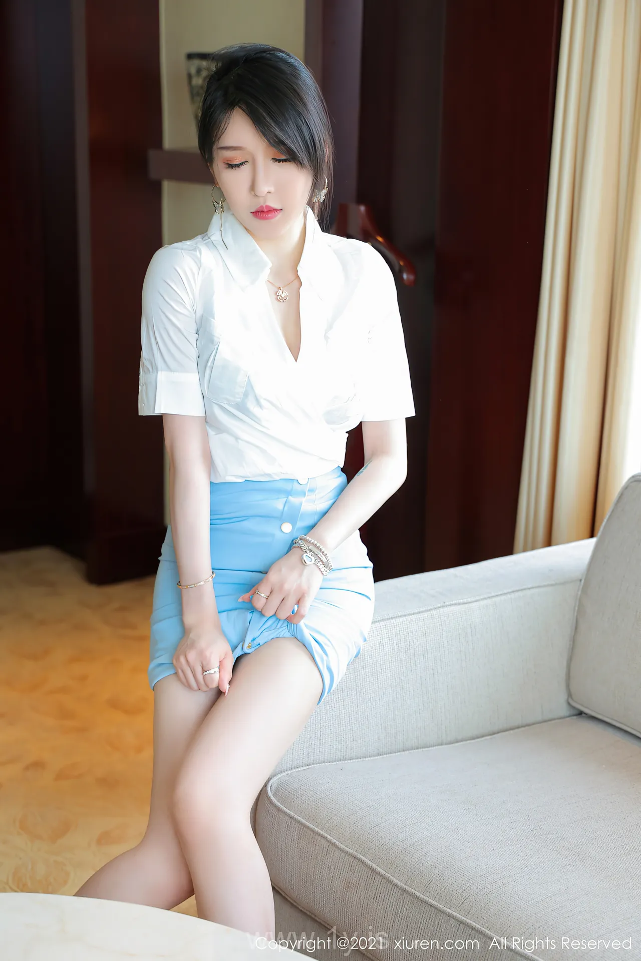 XIUREN(秀人网) NO.3812 Good-looking & Hot Asian Mature Princess 玉兔miki