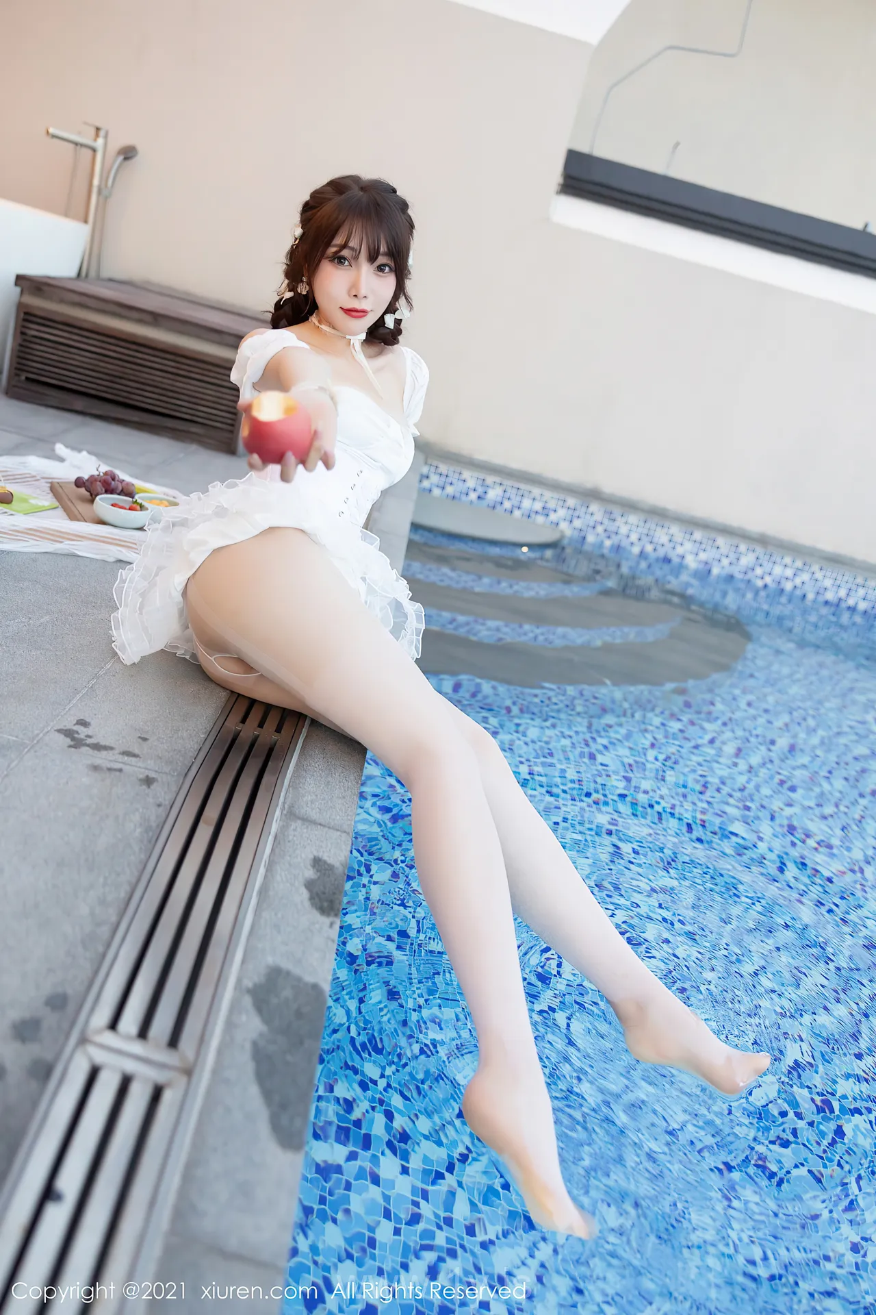 XIUREN(秀人网) NO.3998 Graceful Asian Cougar 芝芝Booty