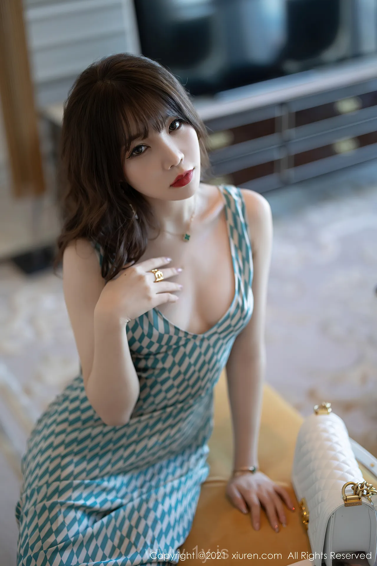 XIUREN(秀人网) NO.4069 Adorable & Slim Asian Hottie 芝芝Booty