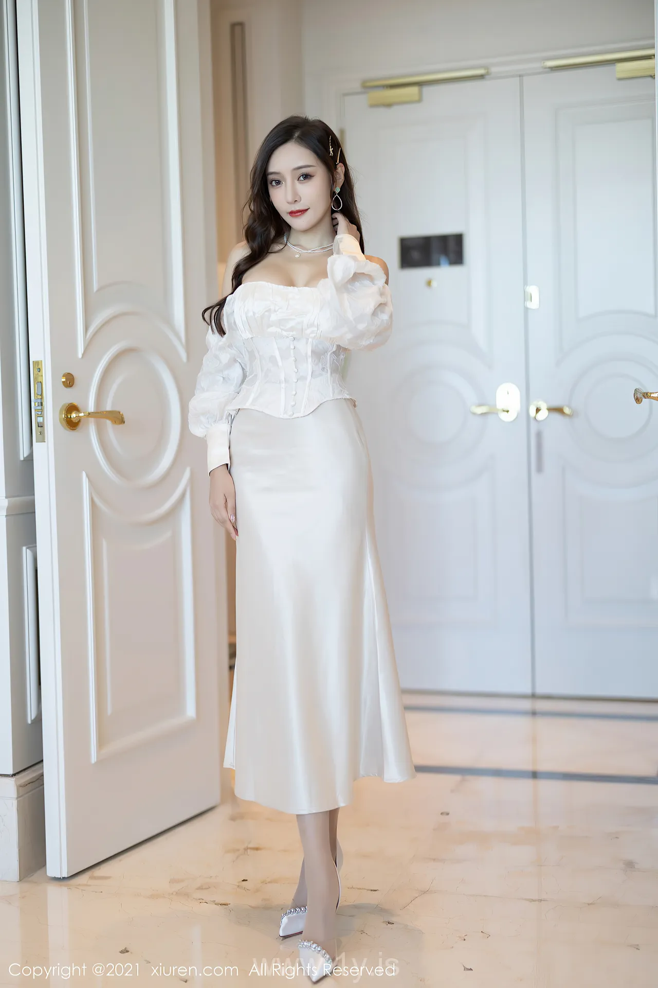 XIUREN(秀人网) NO.4136 Elegant Asian Babe 王馨瑶yanni