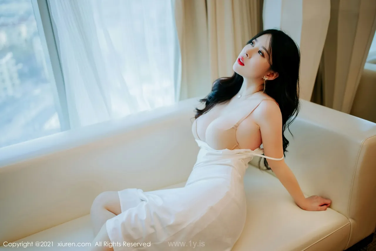 XIUREN(秀人网) NO.4246 Stylish & Appealing Chinese Mature Princess 白茹雪妩媚熟女