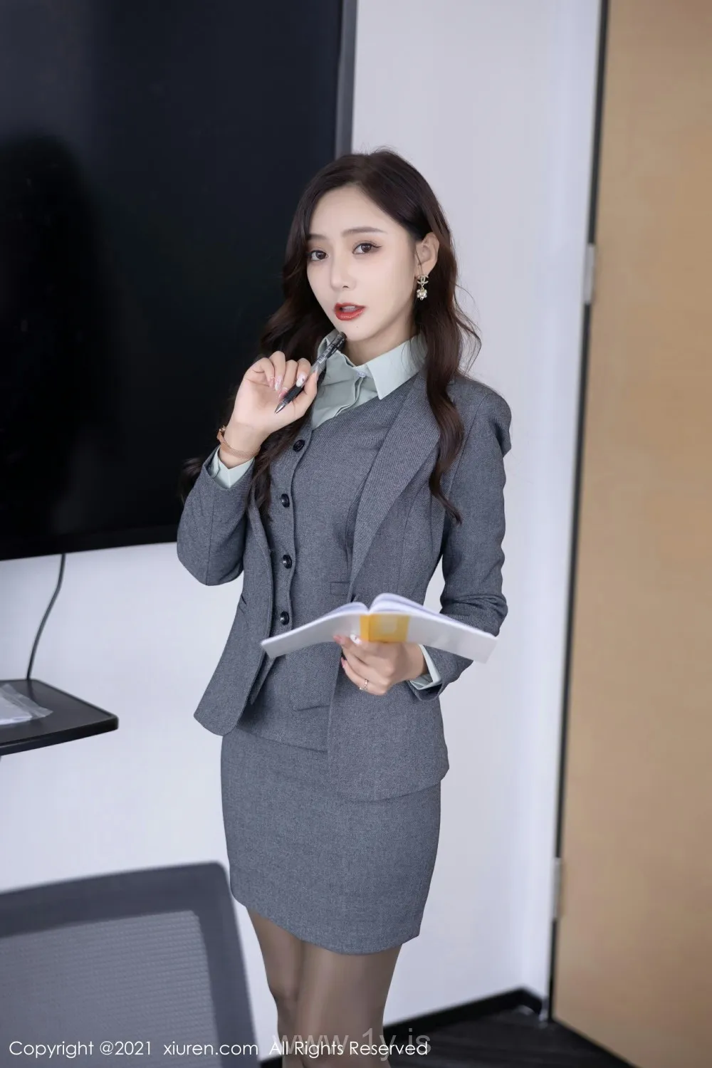XIUREN(秀人网) NO.4251 Fashionable & Stunning Chinese Cutie 王馨瑶yanni职业装OL