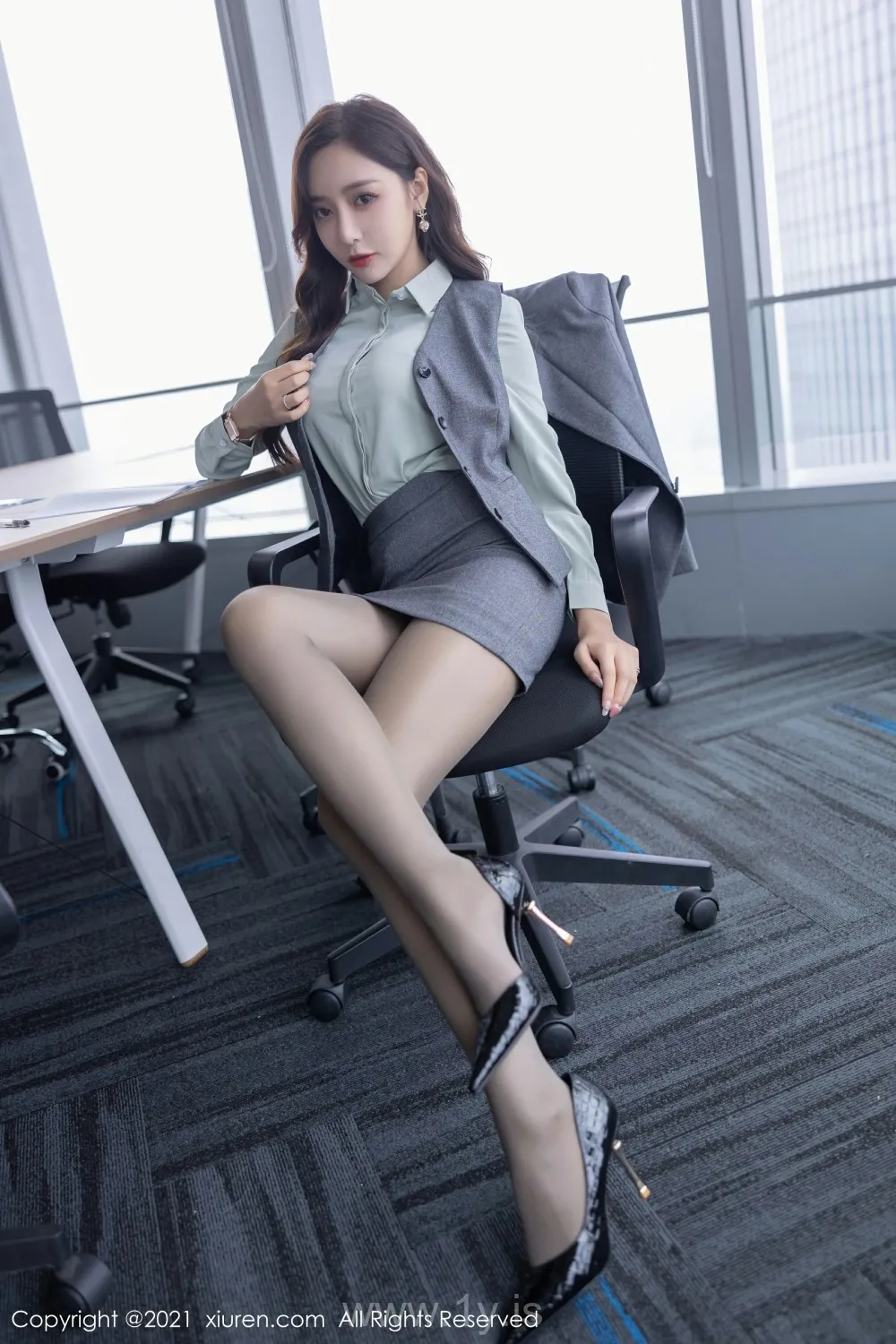 XIUREN(秀人网) NO.4251 Fashionable & Stunning Chinese Cutie 王馨瑶yanni职业装OL