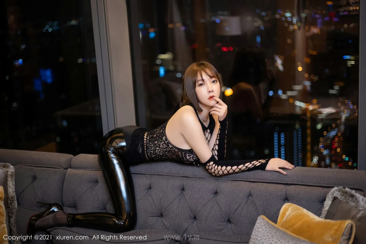 XIUREN(秀人网) NO.4267 Sexy & Delightful Asian Cutie 果儿Victoria_黑色皮衣