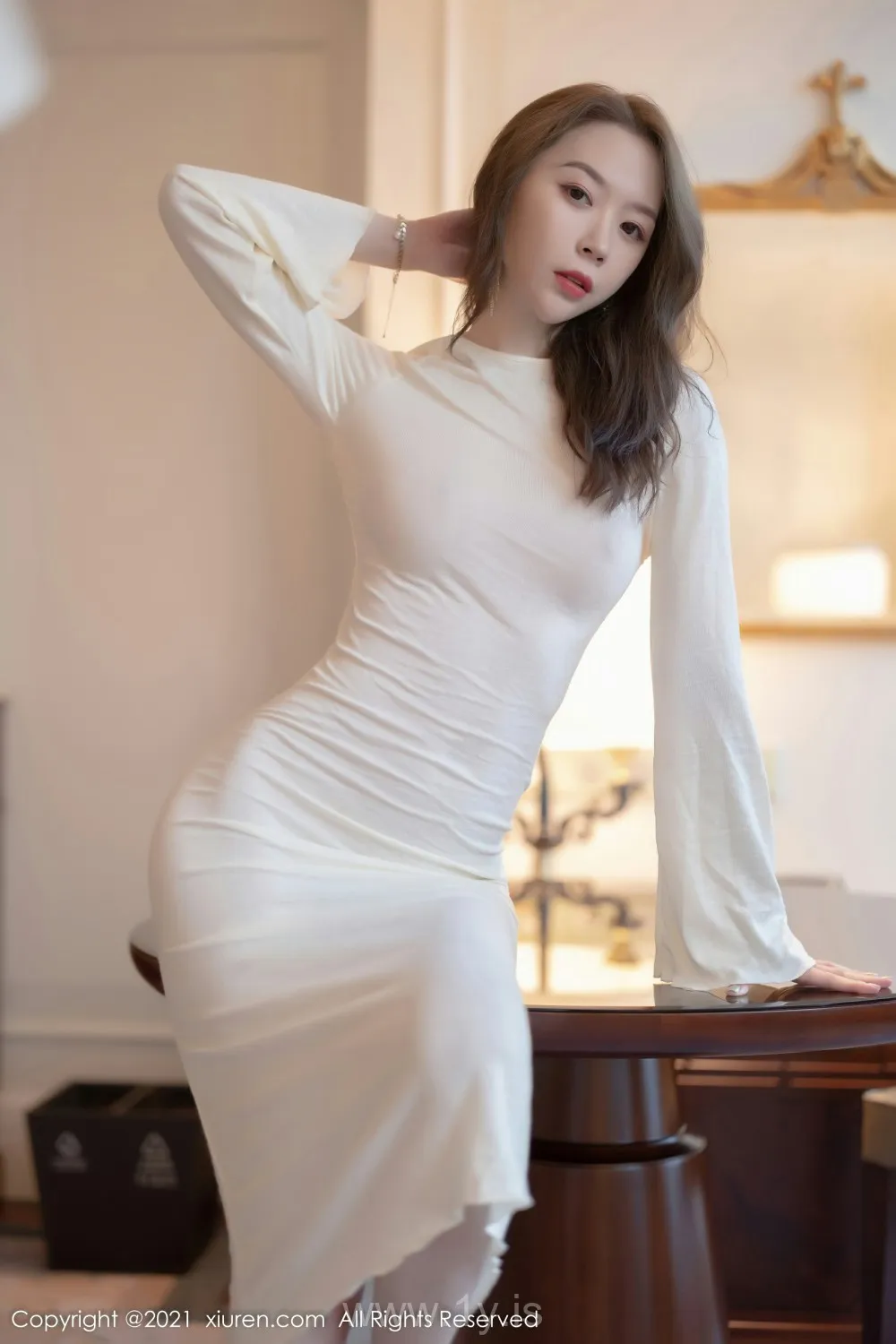 XIUREN(秀人网) NO.4307 Gorgeous & Quiet Asian Belle 梦心玥_露背连衣裙