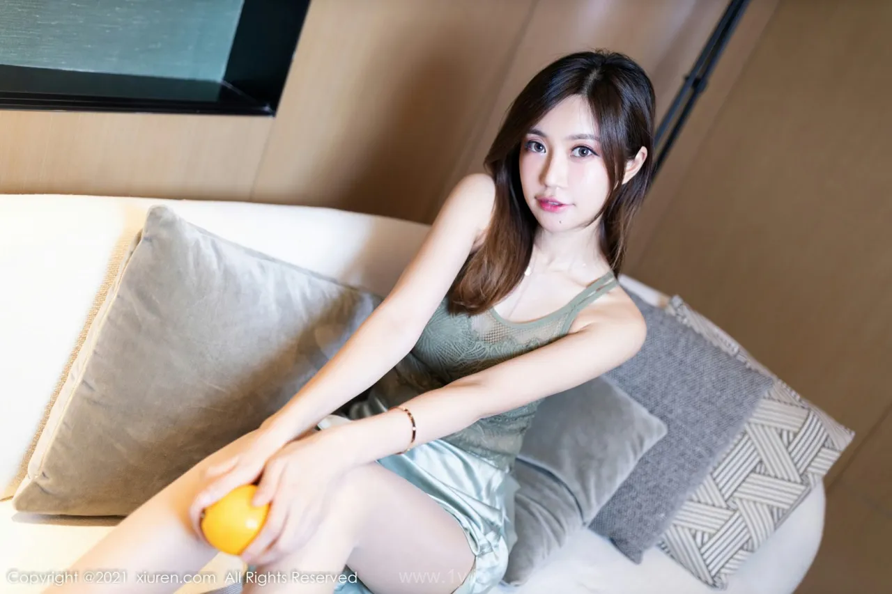 XIUREN(秀人网) NO.4353 Charming & Well-developed Chinese Cutie 绮里嘉ula_明艳动人