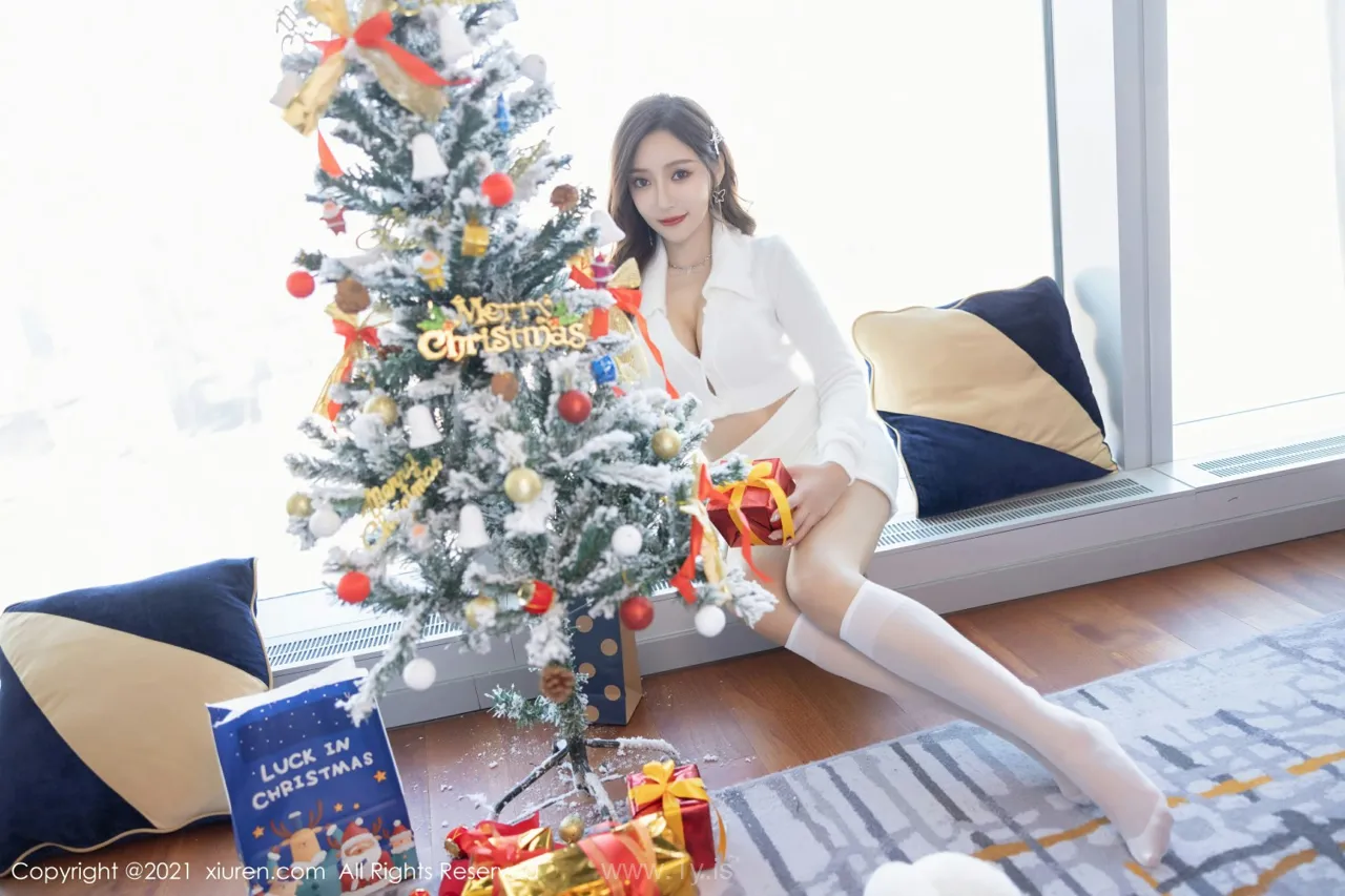 XIUREN(秀人网) NO.4359 Pretty & Refined Chinese Beauty 王馨瑶yanni_圣诞节写真