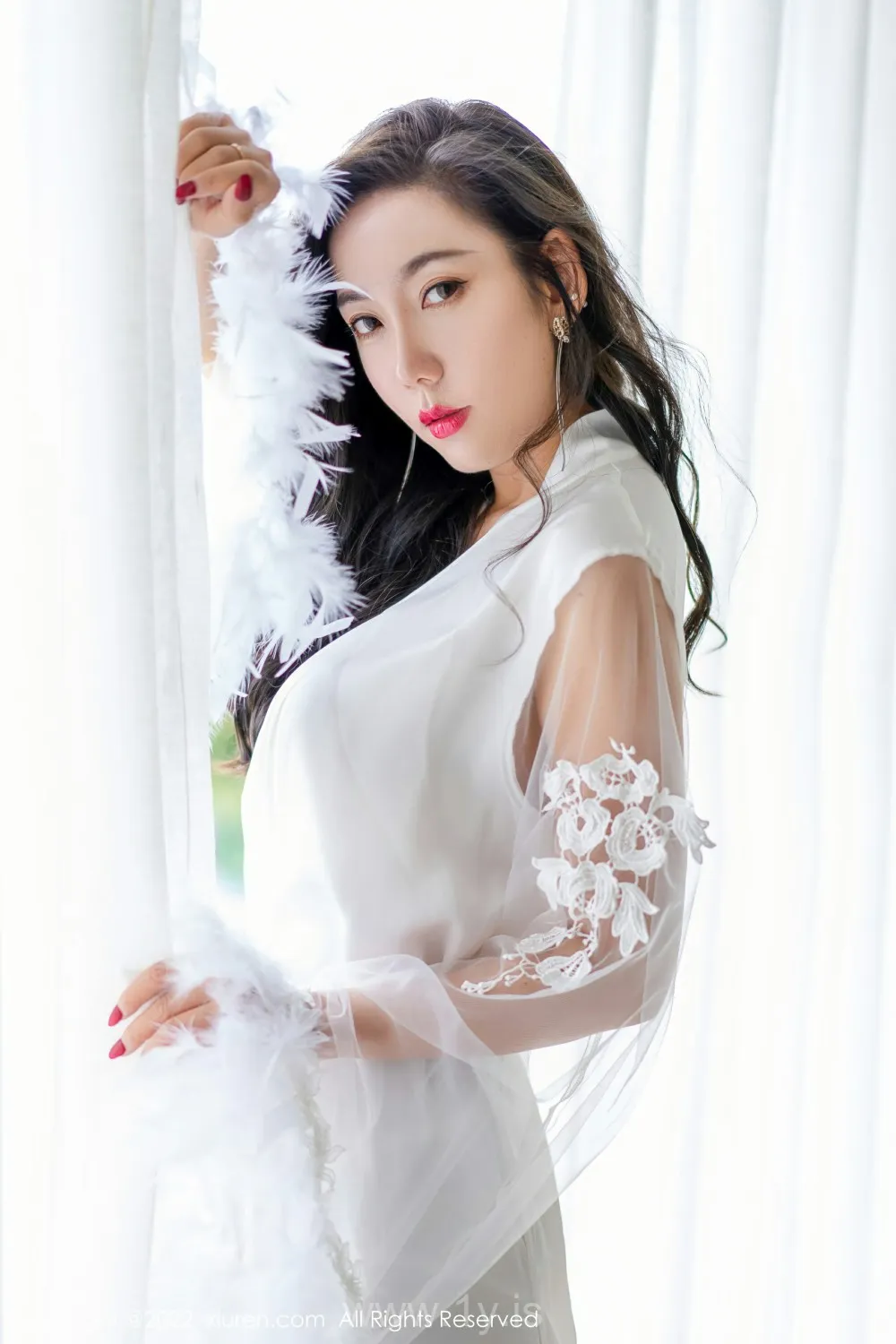 XIUREN(秀人网) NO.4420 Elegant & Well Done Asian Cougar 艾静香_白色礼服
