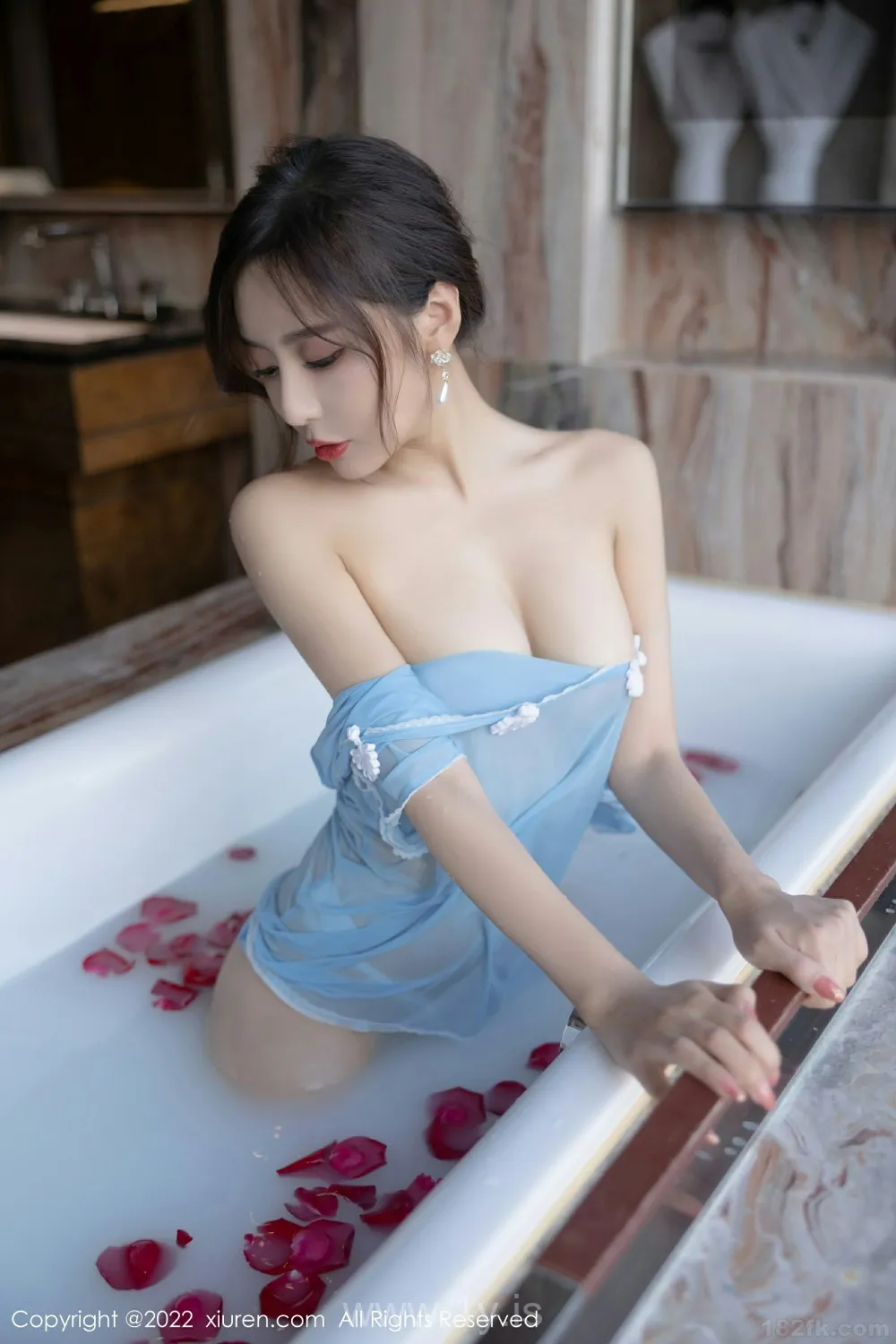 XIUREN(秀人网) NO.4581 Pretty Asian Hottie 王馨瑶yanni_浴缸写真