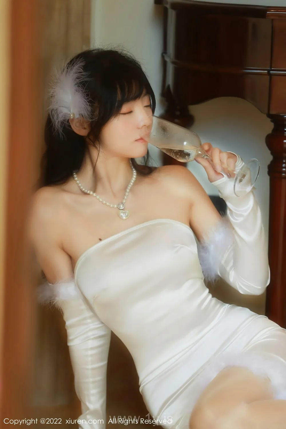 XIUREN(秀人网) NO.4645 Fancy & Well-developed Chinese Beauty 佘贝拉bella_米色连衣裙