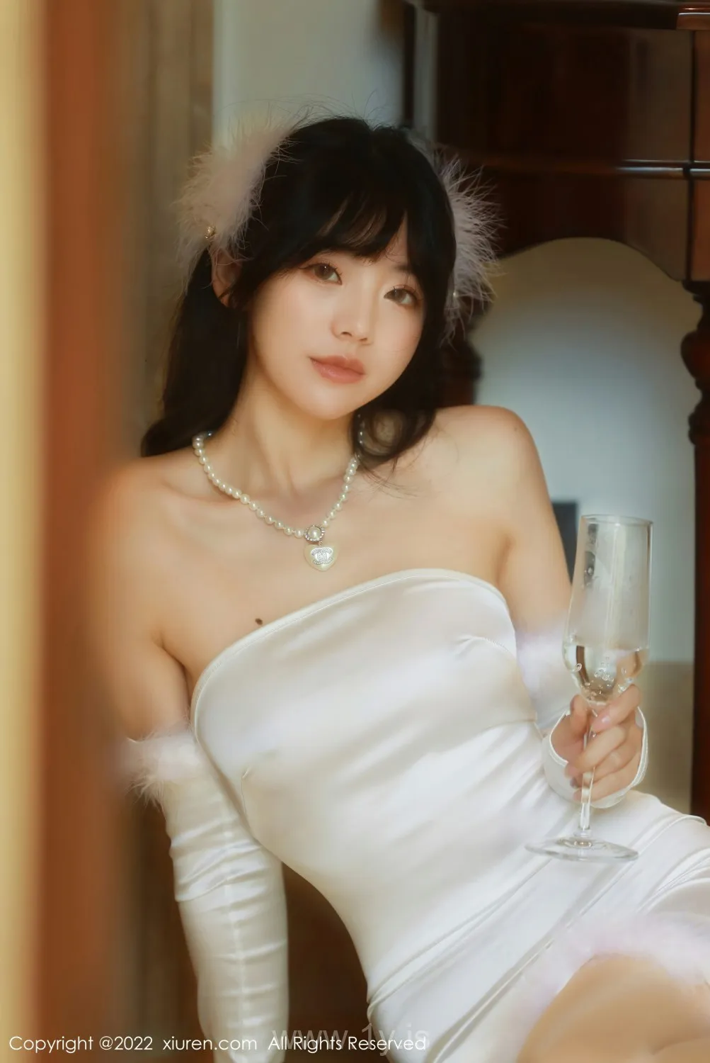 XIUREN(秀人网) NO.4645 Fancy & Well-developed Chinese Beauty 佘贝拉bella_米色连衣裙