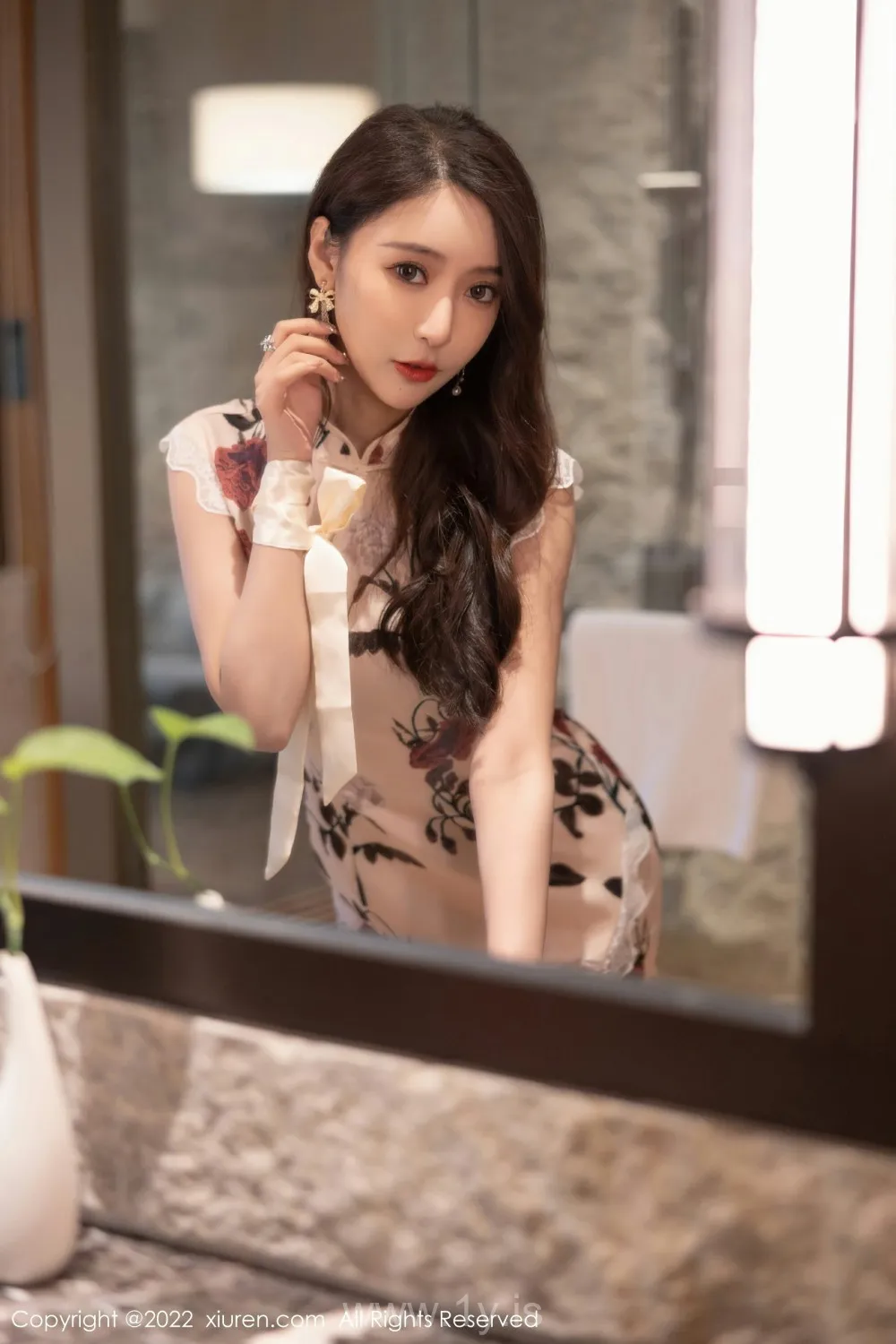 XIUREN(秀人网) NO.4688 Refined & Extraordinary Asian Beauty 王馨瑶yanni_花纹旗袍