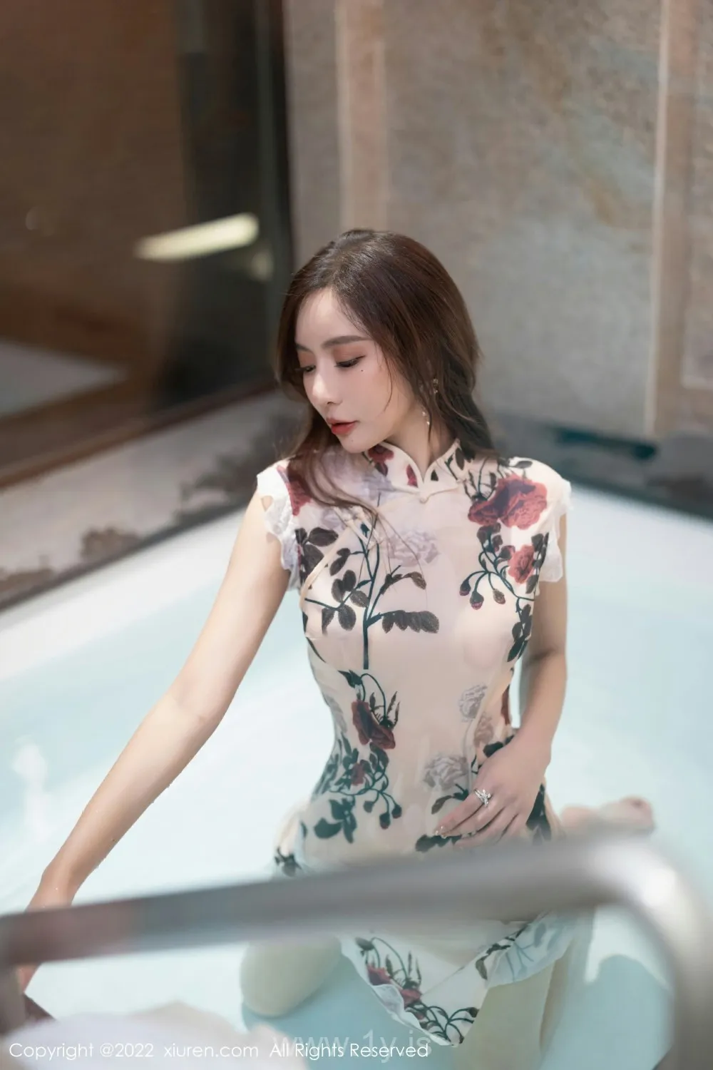 XIUREN(秀人网) NO.4688 Refined & Extraordinary Asian Beauty 王馨瑶yanni_花纹旗袍