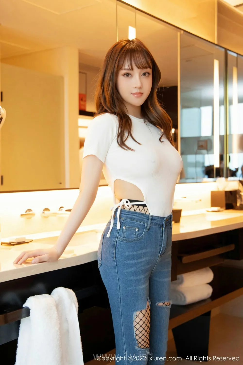 XIUREN(秀人网) NO.4729 Exquisite & Decent Asian Cougar 豆瓣酱_性感牛仔裤