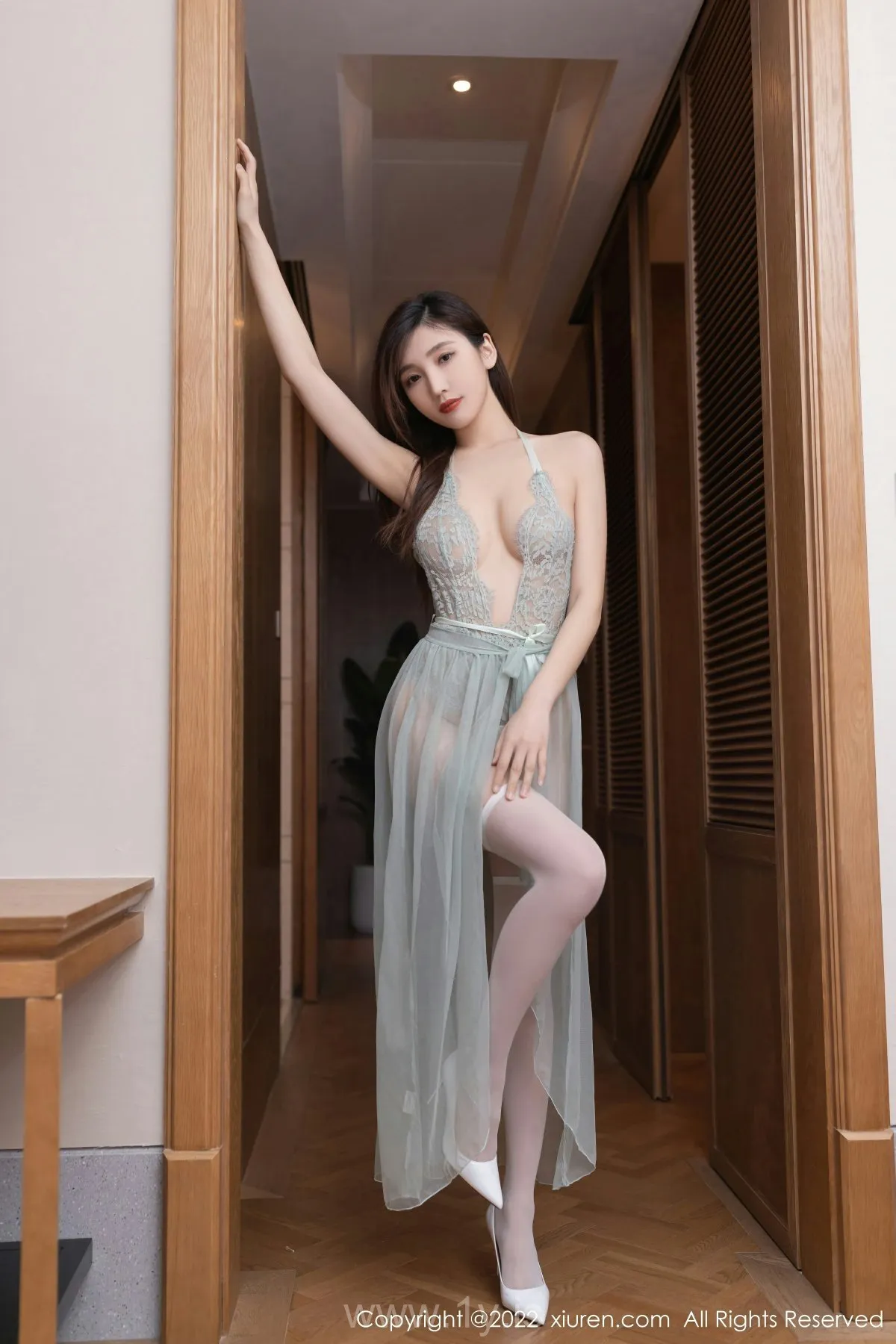 XIUREN(秀人网) NO.5213 Irresistible & Fair Chinese Cougar 陆萱萱