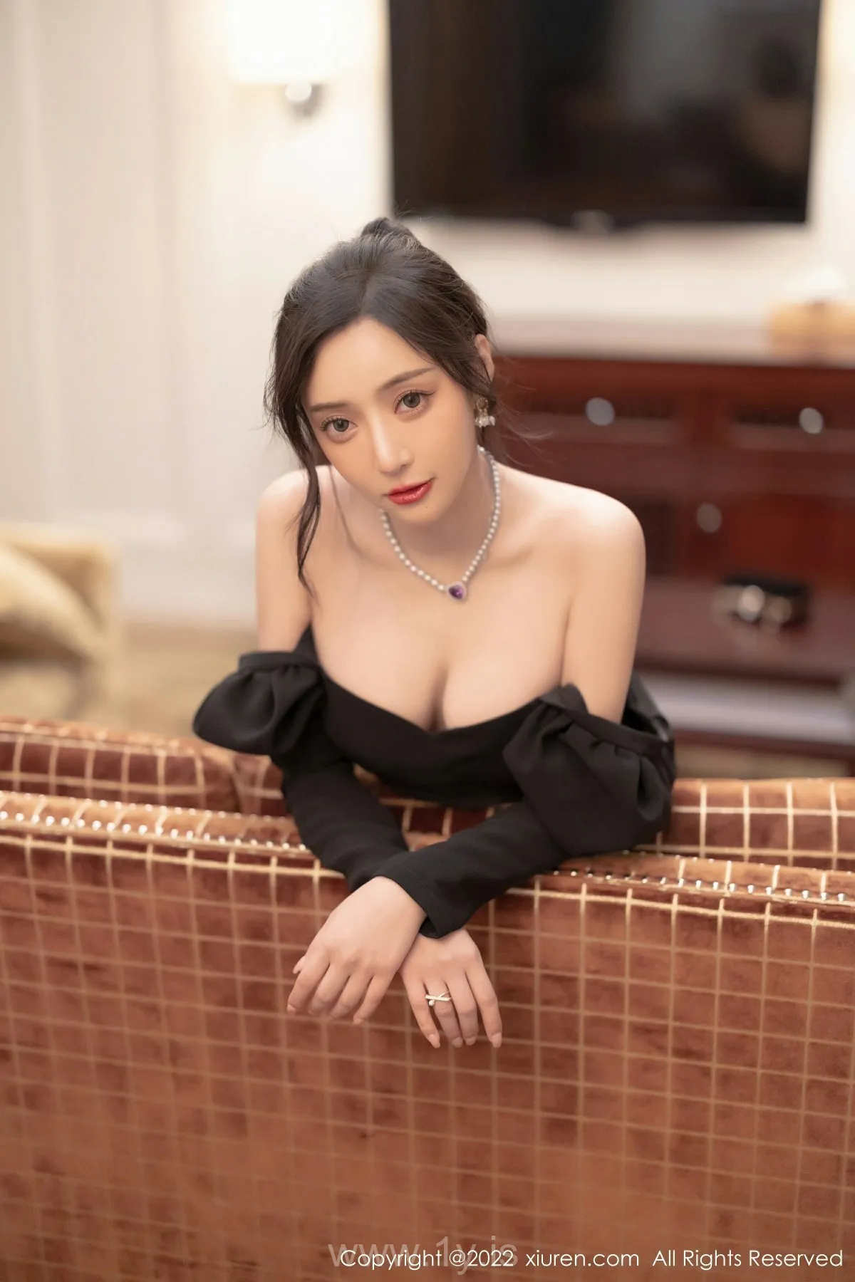 XIUREN(秀人网) NO.5251 Breathtaking & Delightful Asian Mature Princess 王馨瑶yanni