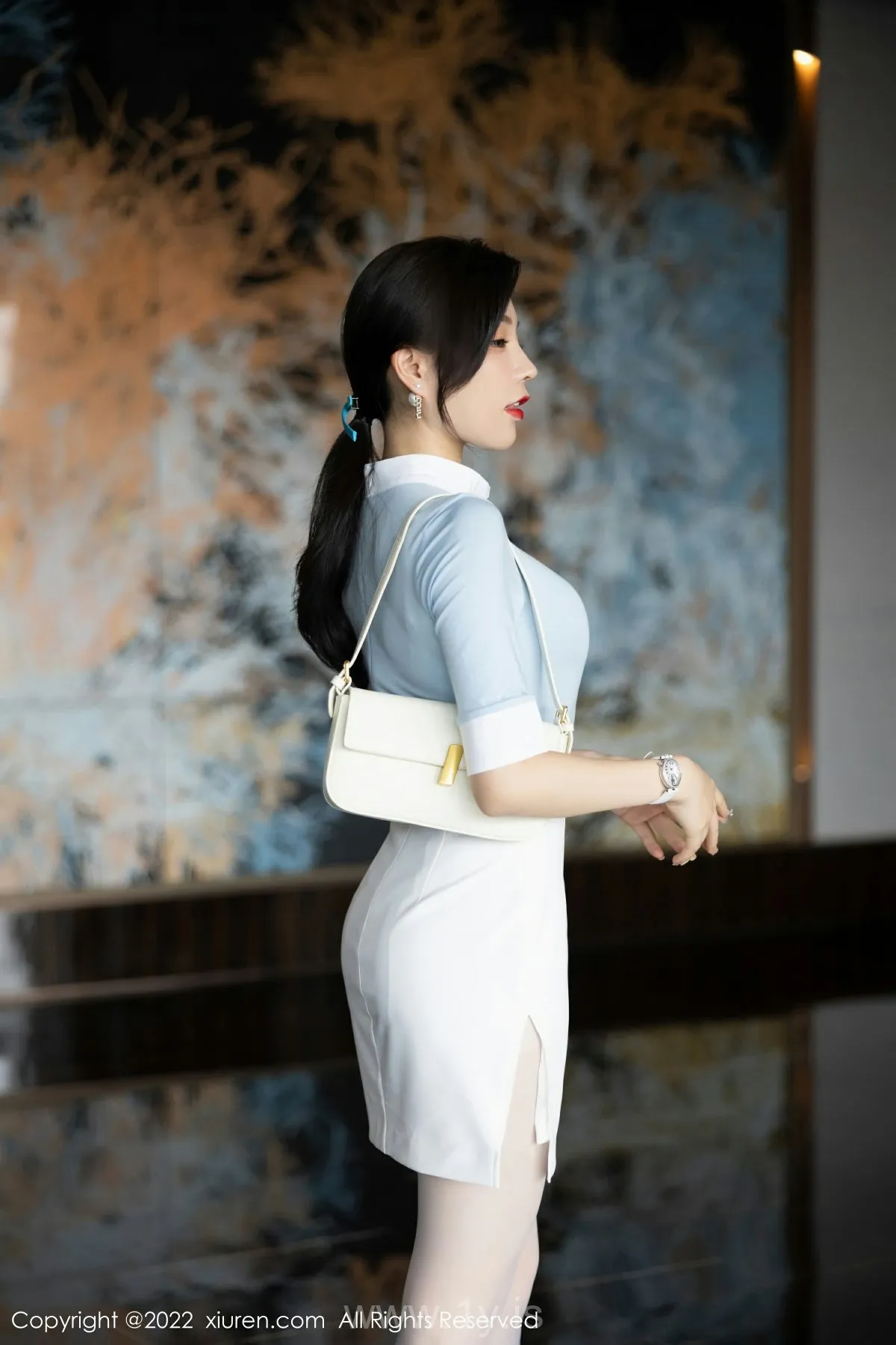 XIUREN(秀人网) No.5643 Well-developed & Cute Chinese Mature Princess 徐莉芝Booty