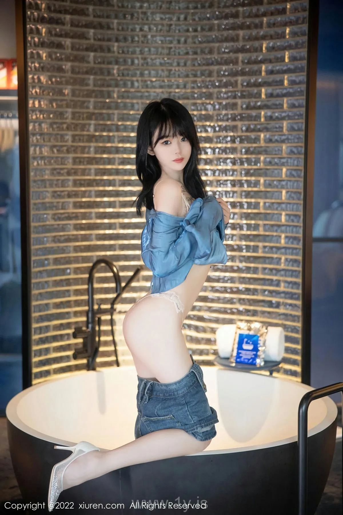 XIUREN(秀人网) No.5662 Knockout & Lively Chinese Babe 奶瓶