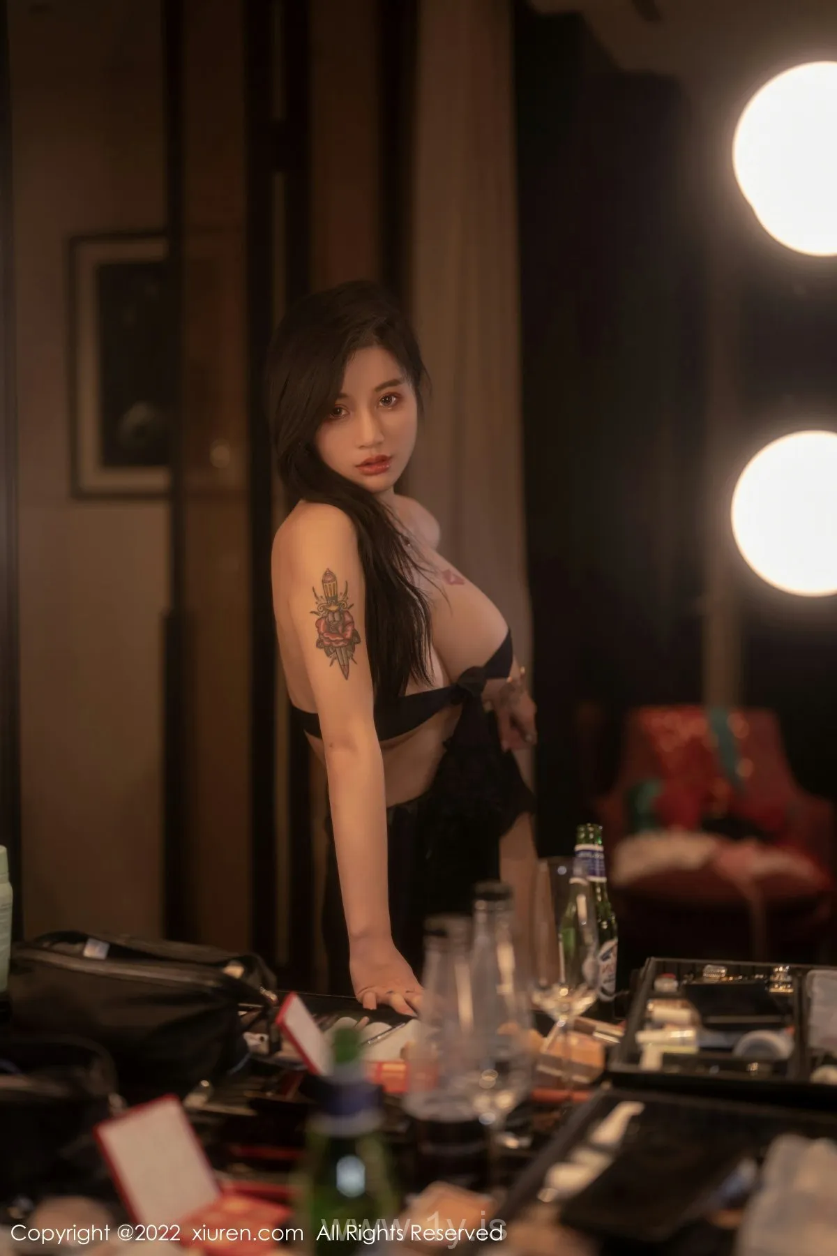XIUREN(秀人网) No.5722 Classy & Decent Asian Peri 美七Mia