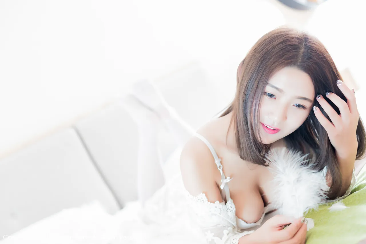 XIUREN(秀人网) NO.969 Stunning & Pretty Asian Homebody Girl 七月Julie